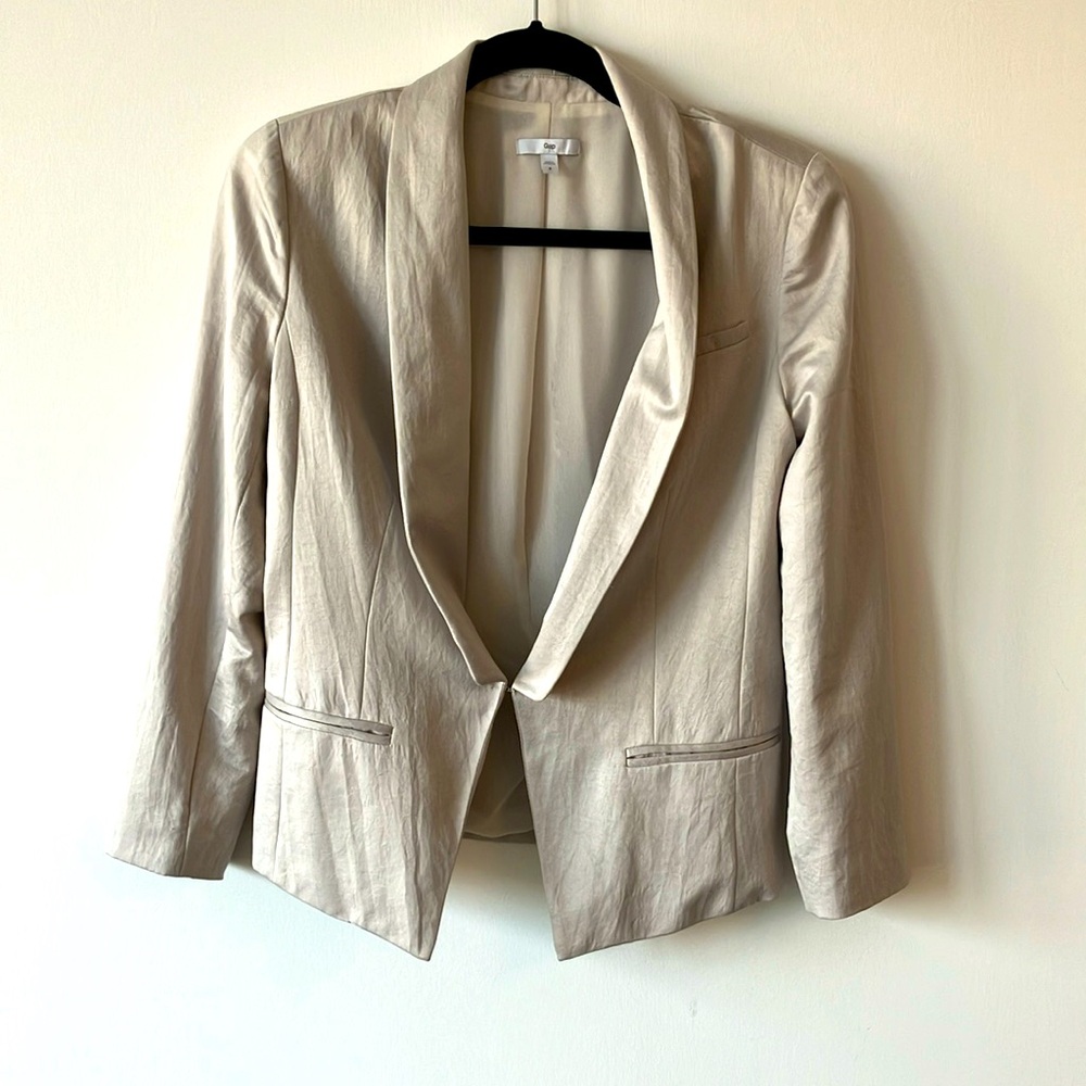 Gap cream lined short collared suit jacket.